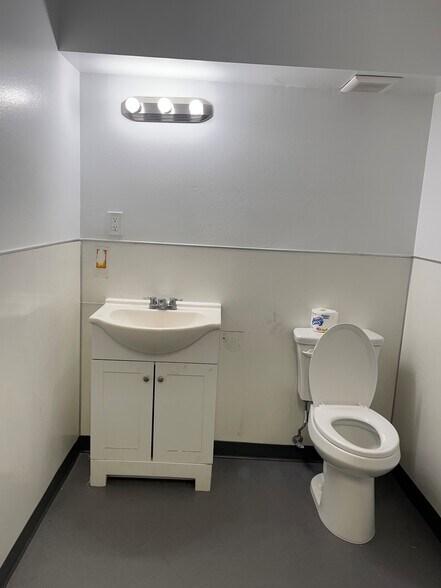 More Photos Of 2135 W 15th St, Long Beach Warehouse For Lease