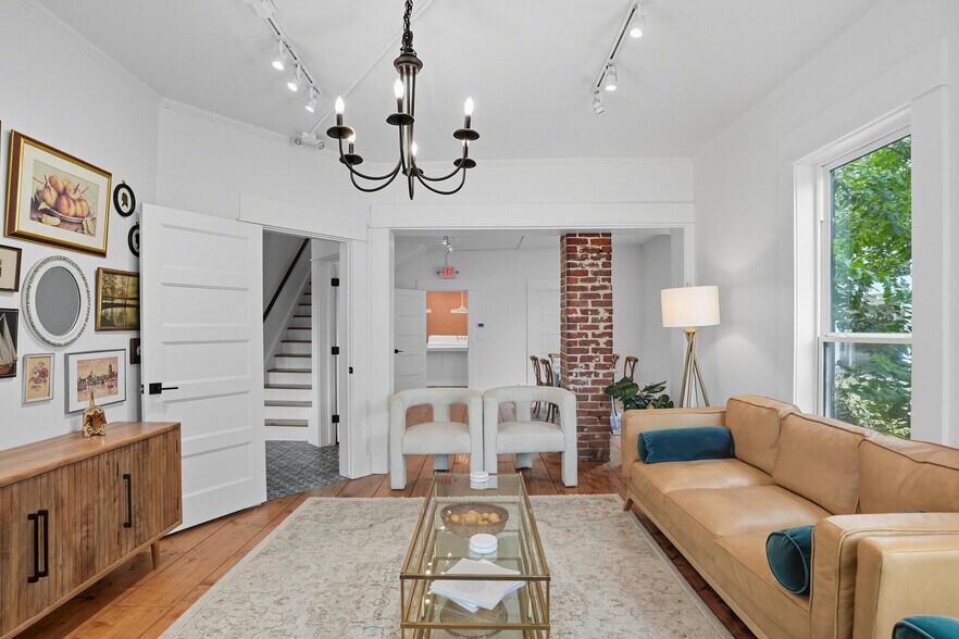 More Photos Of 924 S Main St, Broken Arrow Showroom For Sale