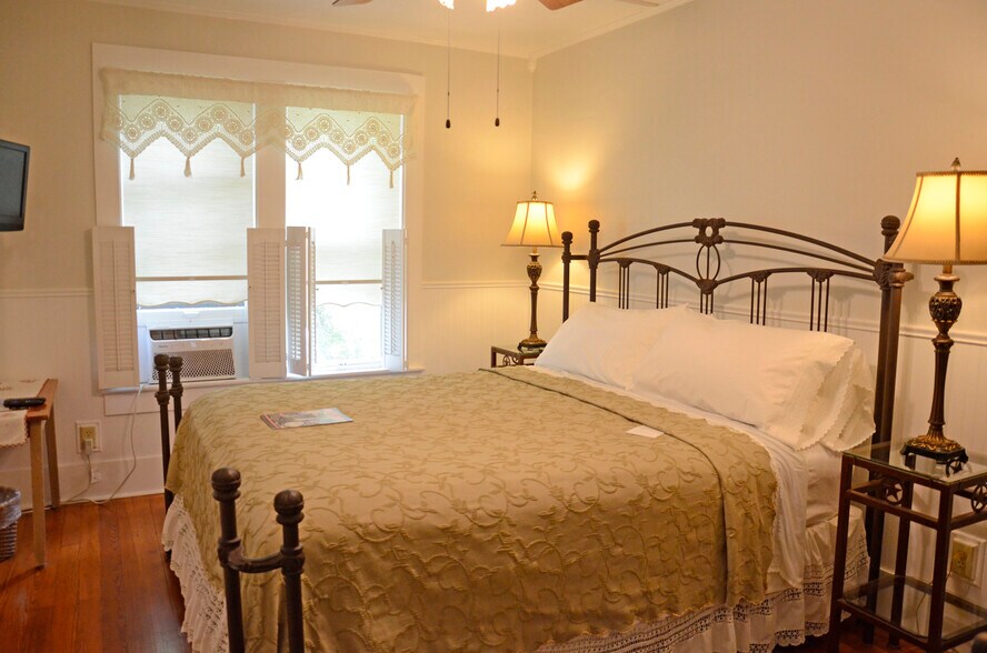 More Photos Of 218 S Market St, Flatonia Hotel For Sale