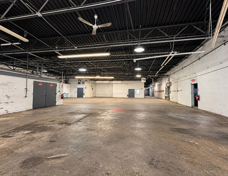 More Photos Of 10-12 Niagara Ave, Freeport Warehouse For Lease