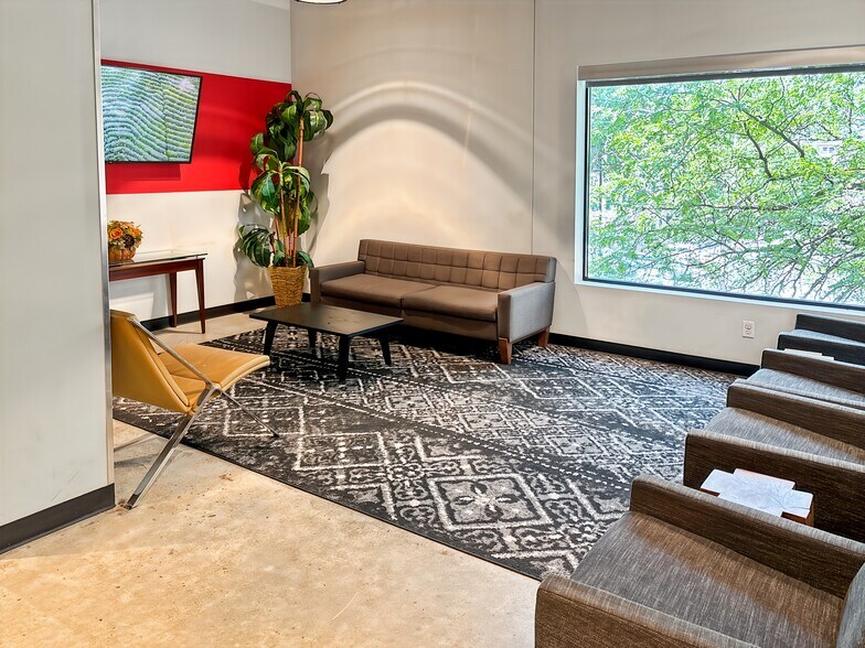 More Photos Of 5113 S Harper Ave, Chicago Coworking Space