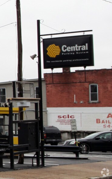 More Photos Of 212 Poplar Ave, Memphis Parking Lot For Sale