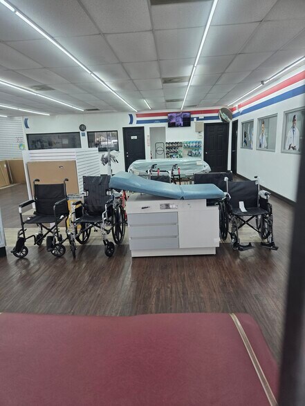 More Photos Of 14206 S Post Oak Rd, Houston General Retail For Sale