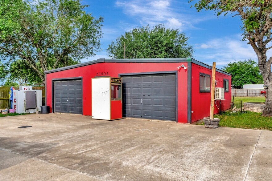 More Photos Of 23404 NW Zac Lentz Pky, Victoria General Retail For Sale