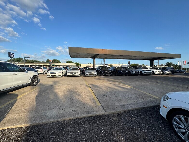 More Photos Of 3001 Alta Mere Dr, Fort Worth Auto Dealership For Lease
