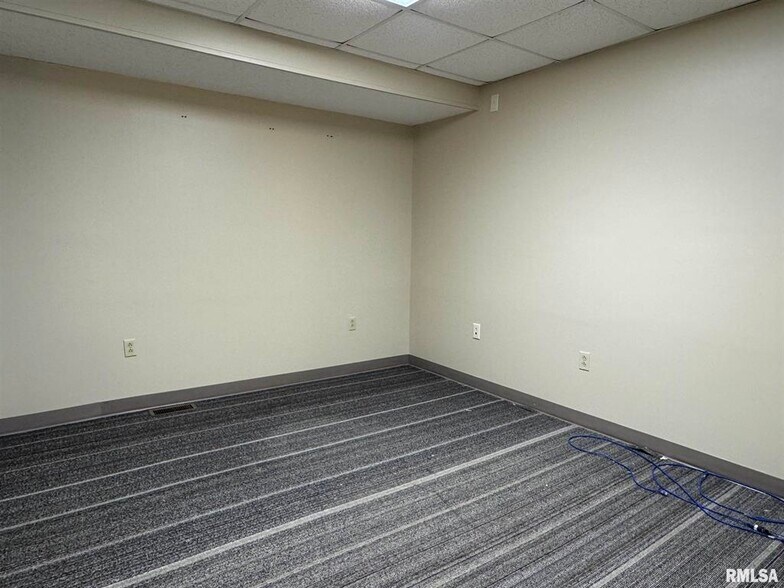 More Photos Of 130 N Broadway St, Table Grove Flex For Sale
