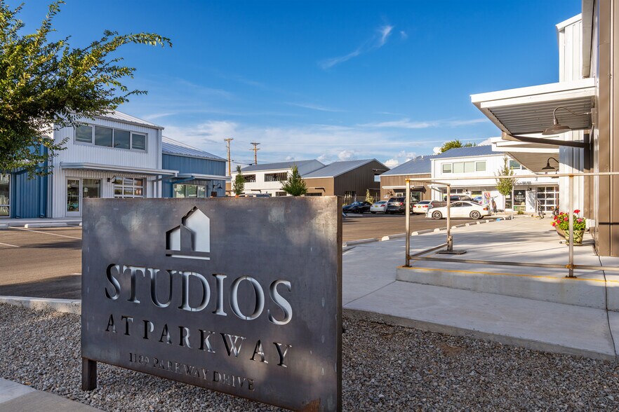 Primary Photo Of 1189 Parkway Dr, Santa Fe Showroom For Sale