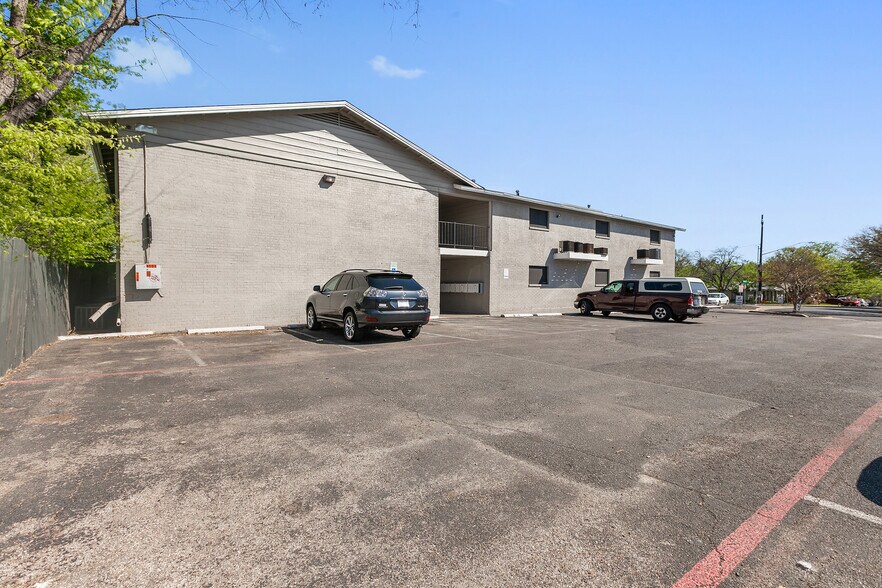More Photos Of 8502 Dryfield Dr, Austin Apartments For Sale