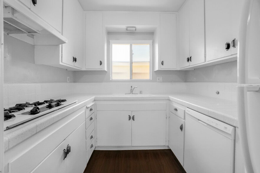 More Photos Of 11943 Kiowa Ave, Los Angeles Apartments For Sale
