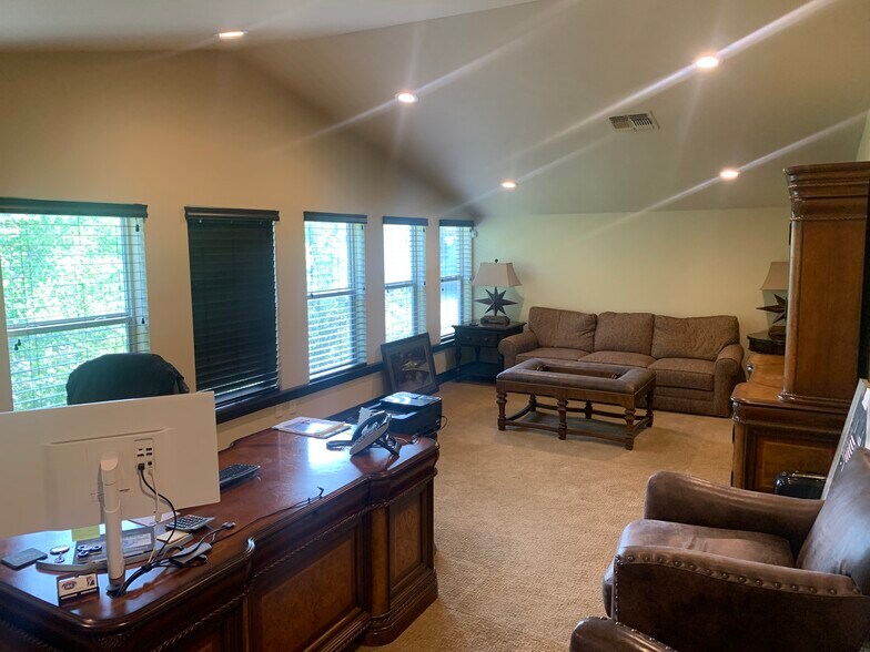 More Photos Of 4602 Park Springs, Arlington Loft Creative Space For Sale