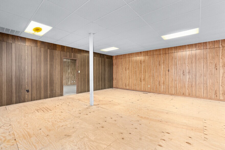 More Photos Of 155 N Broadway Ave, Booneville Storefront For Sale