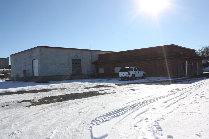 More Photos Of 934 E Wheeler Rd, Moses Lake Showroom For Sale