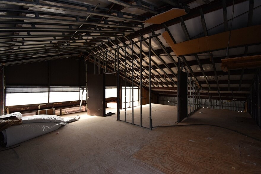 More Photos Of 14215 S Post Oak Rd, Houston Freestanding For Sale