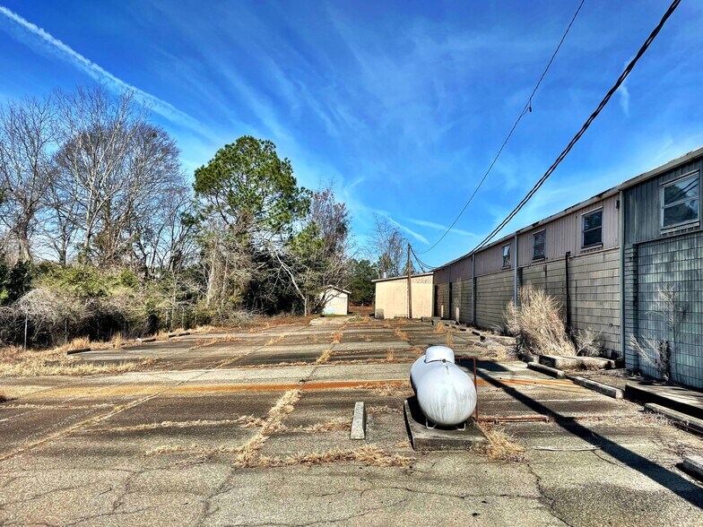 More Photos Of 21 Industrial Blvd, Eastman Office For Sale