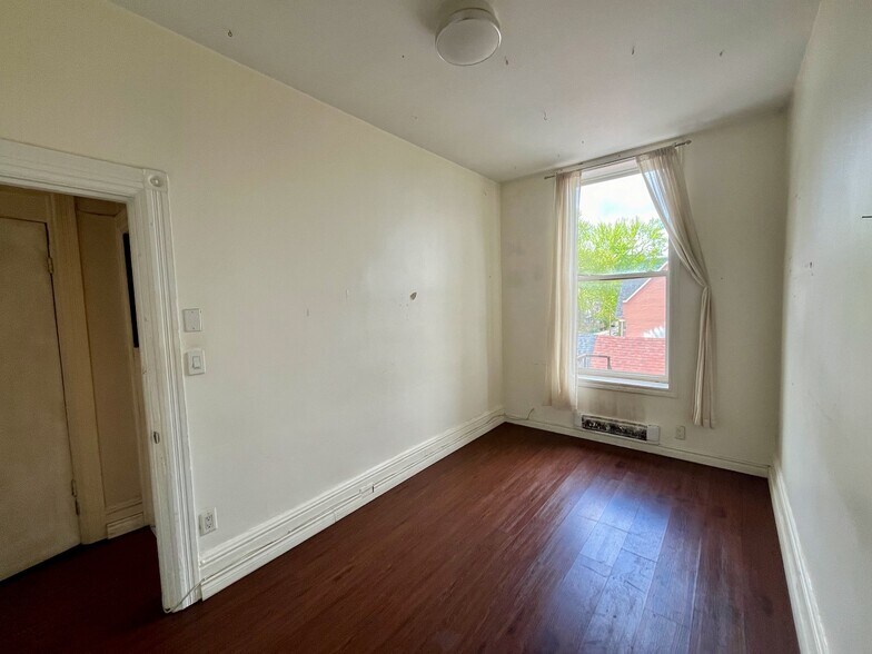 More Photos Of 402 Spadina Av, Toronto Storefront Retail Residential For Lease