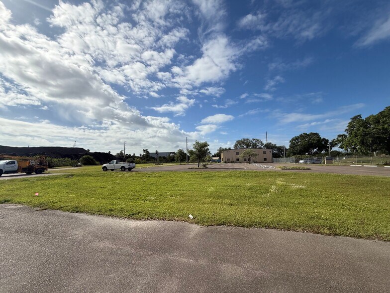 More Photos Of 12625 40th St N, Clearwater Warehouse For Lease