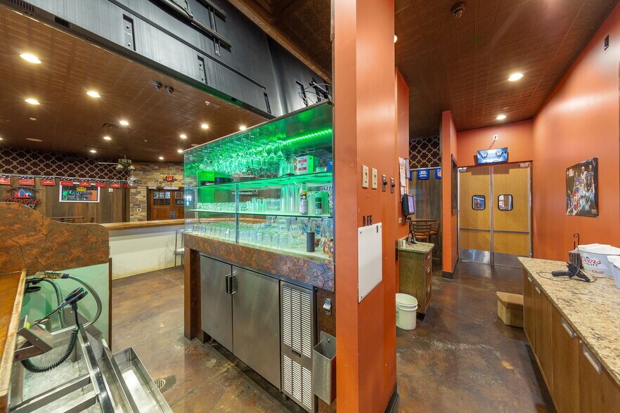 More Photos Of 2400 N Town Center Dr, Washington Restaurant For Sale