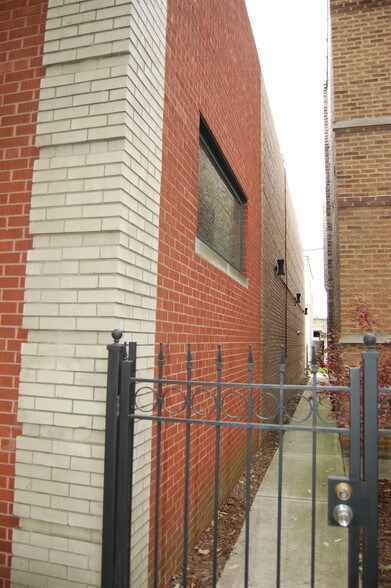 More Photos Of 2700 N Campbell Ave, Chicago Warehouse For Lease