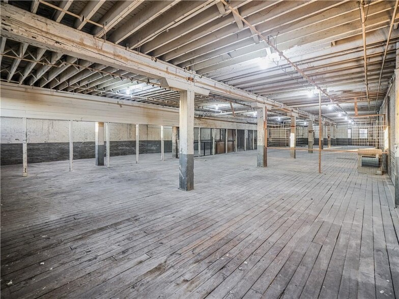 More Photos Of 918 Rickenbach St, Pittsburgh Warehouse For Sale