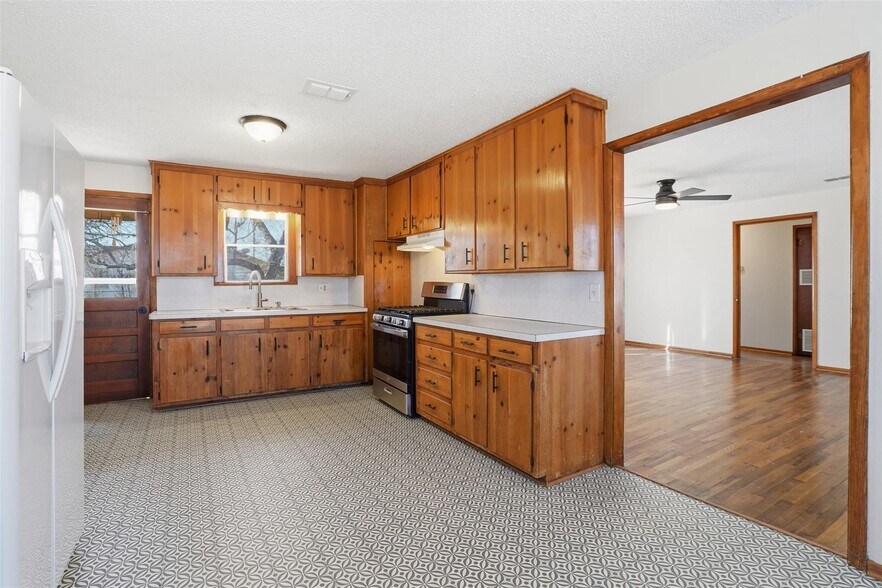 More Photos Of 321 W Highway 199, Springtown Office For Sale