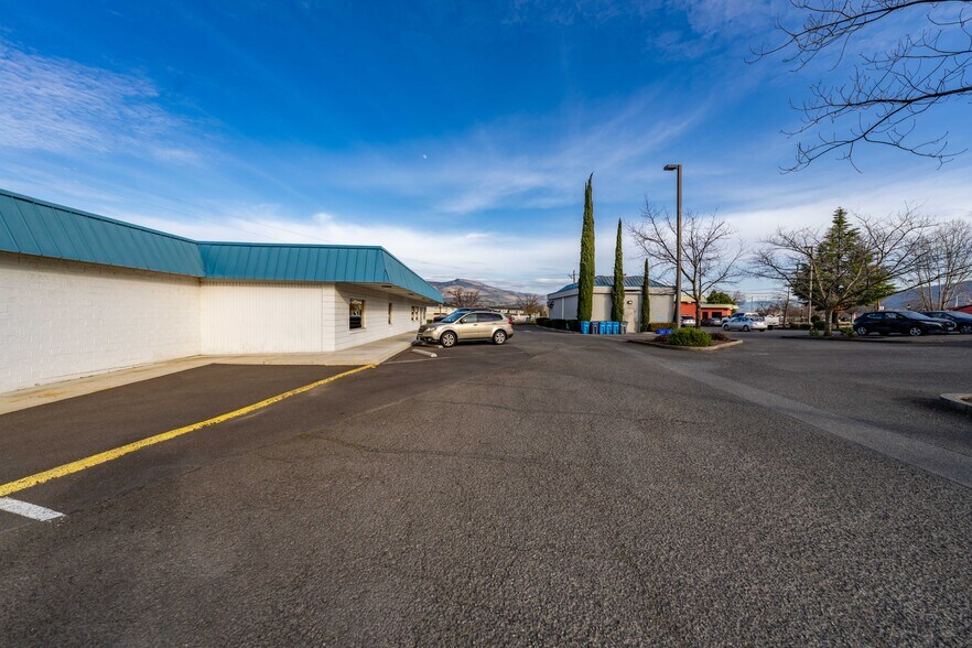 More Photos Of 209 N Pacific Hwy, Talent General Retail For Sale