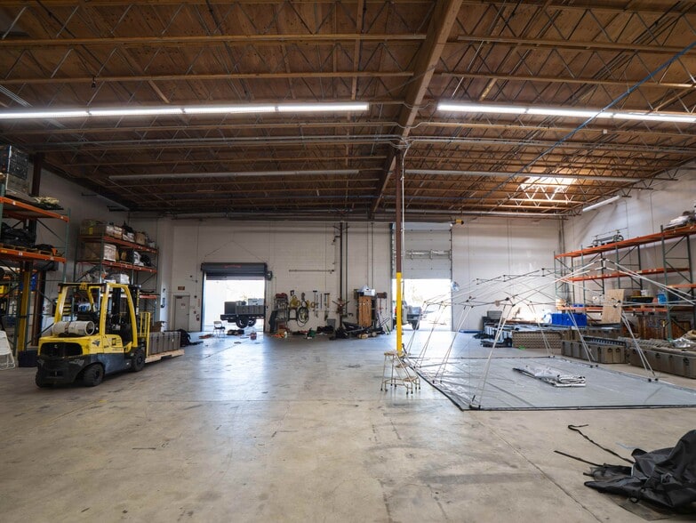 More Photos Of 1075 Arrowsmith St, Eugene Light Distribution For Sale