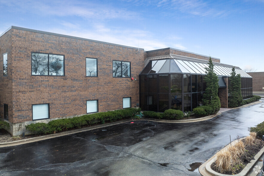 Primary Photo Of 3175 Commercial Ave, Northbrook Office For Sale