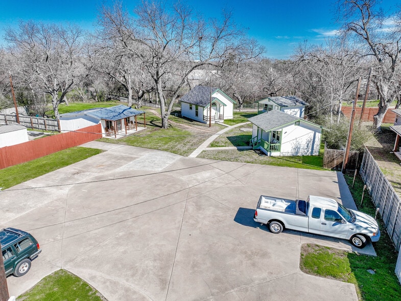 More Photos Of 512 N Travis St, Granbury Hospitality For Sale