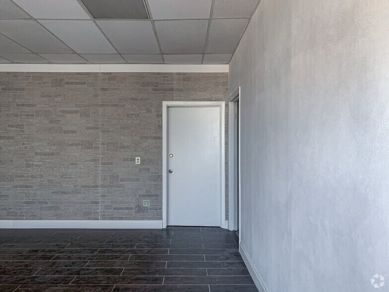 More Photos Of 1108-1110 Summit Ave, Plano Flex For Sale