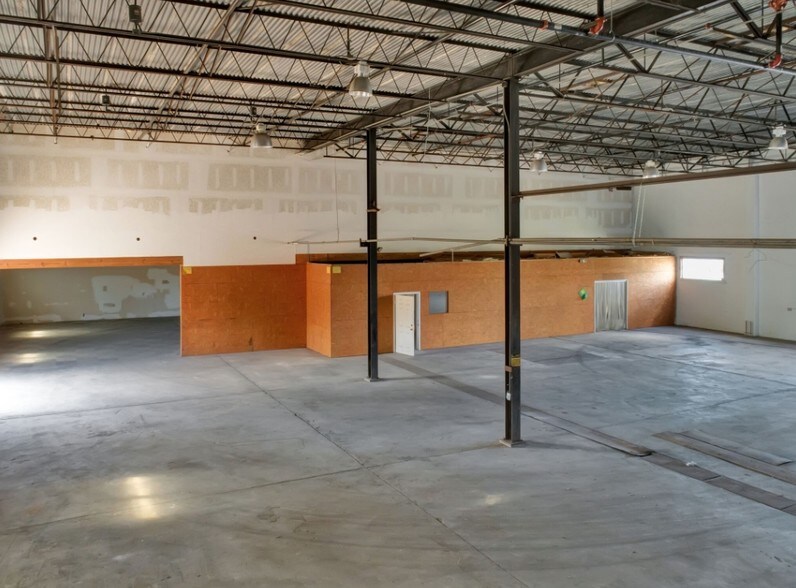 More Photos Of 110-112 W Interlake Blvd, Lake Placid Warehouse For Sale