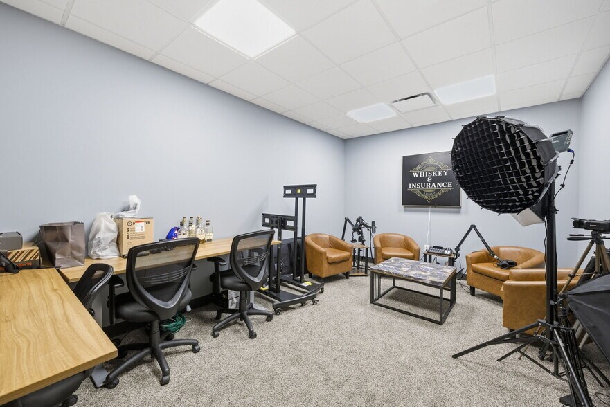 More Photos Of 326 SE Douglas St, Lees Summit Office For Sale