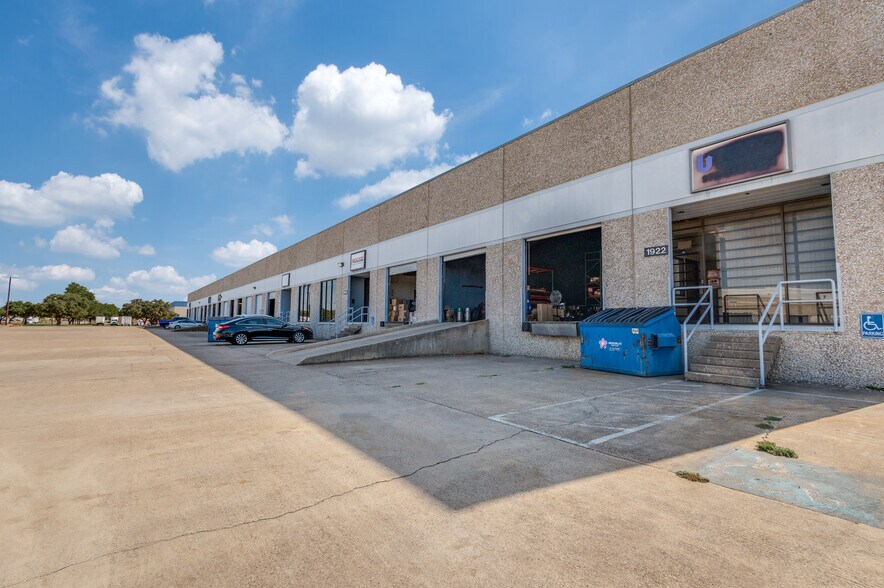 More Photos Of 1922-1938 N Great Southwest Pky, Grand Prairie Distribution For Lease