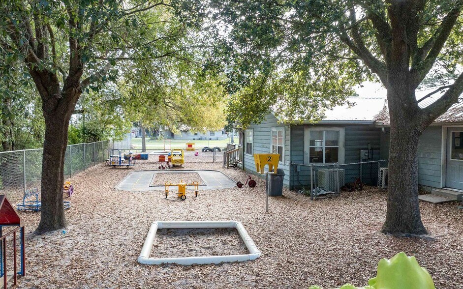 More Photos Of 311 NE Crawford St, Mayo Office For Sale