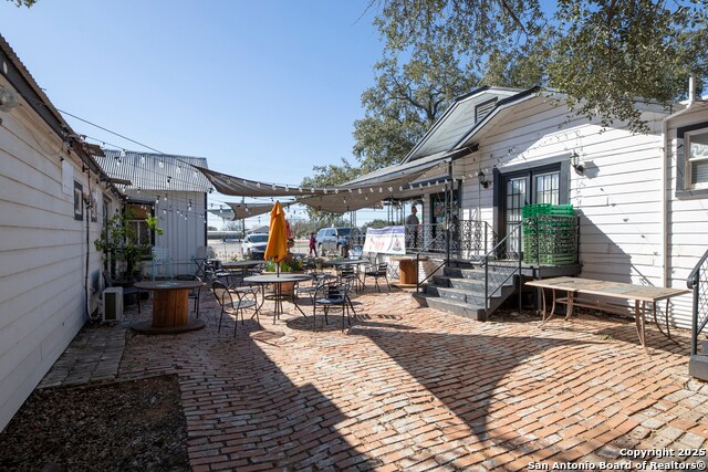 More Photos Of 1820 10th St, Floresville Freestanding For Sale