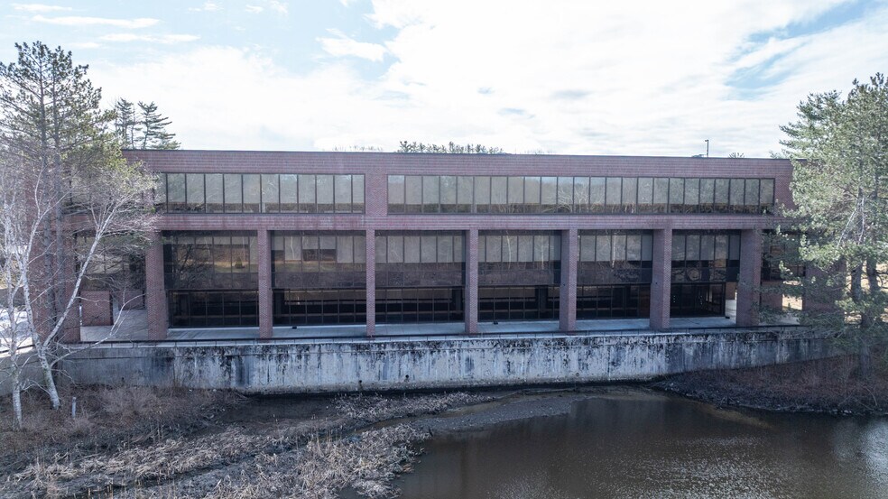 More Photos Of 5 Davis Farm Rd, Portland Office For Sale