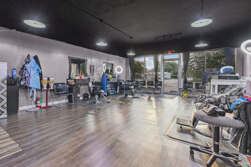 More Photos Of 700 N Union Ave, Alliance Freestanding For Sale