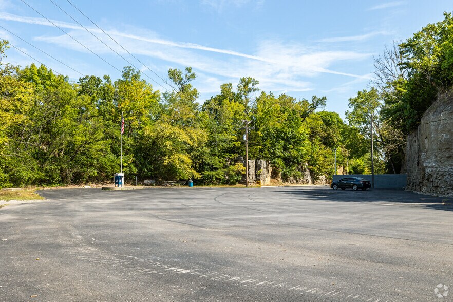 More Photos Of 5351 Lee's Summit Rd, Kansas City Warehouse For Lease