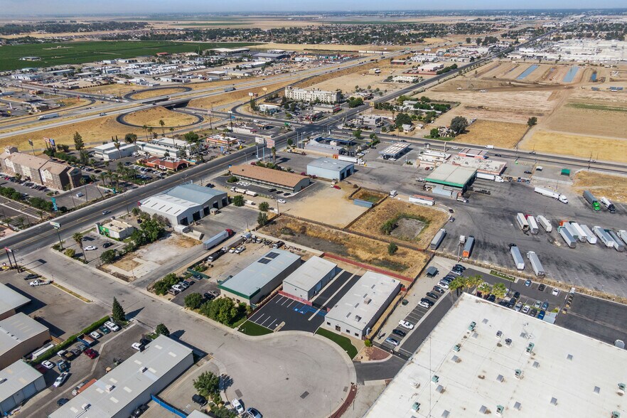 More Photos Of 138 Coremark Ct, Bakersfield Service For Lease