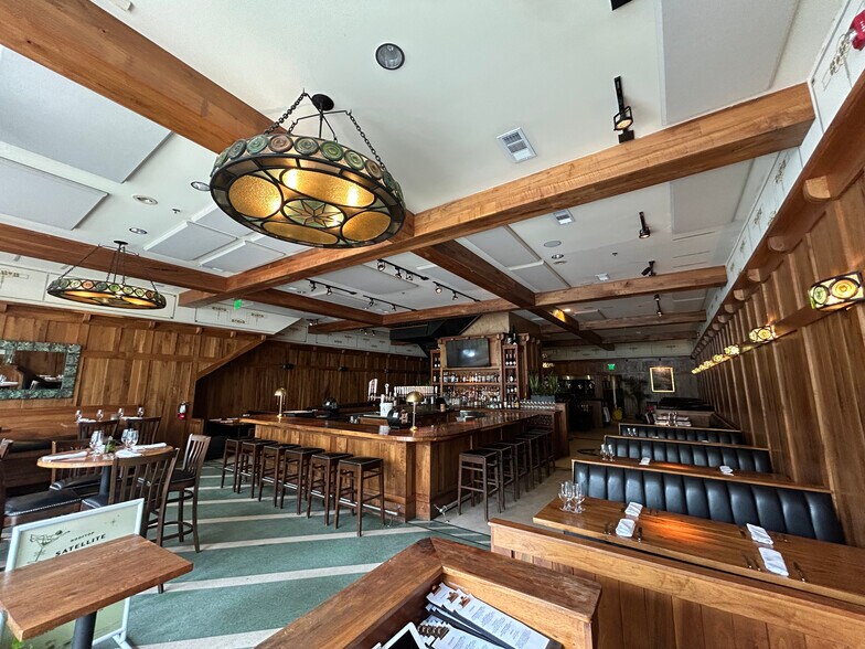 More Photos Of 495 King St, Charleston Storefront For Sale