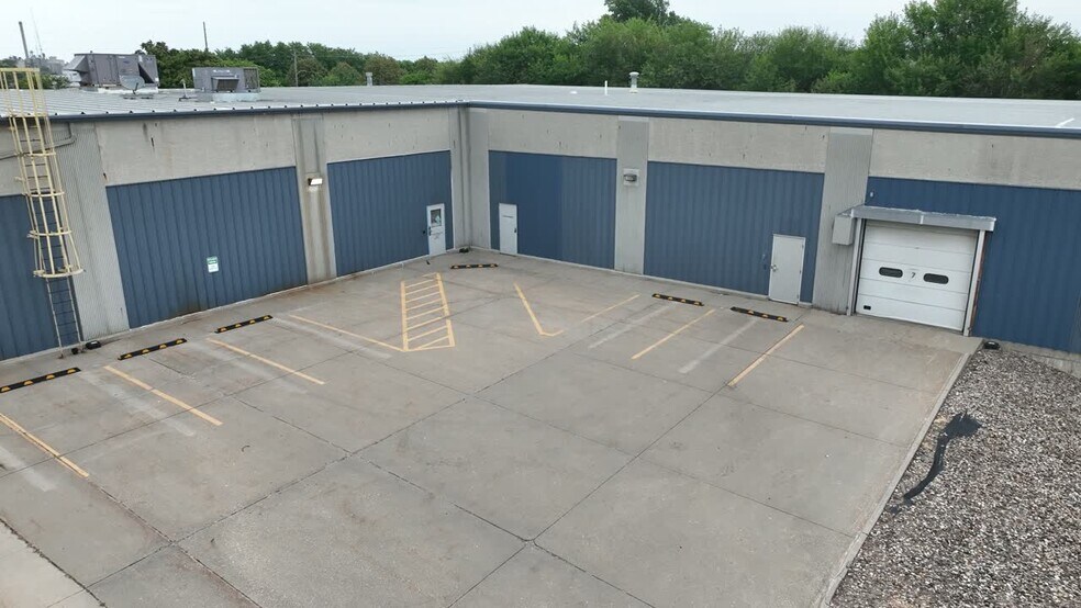More Photos Of 2111 E 17th St, Des Moines Warehouse For Sale