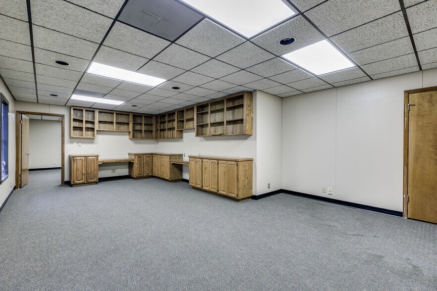 More Photos Of 602 W 12th St, Taylor Office For Lease