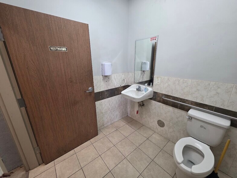 More Photos Of 500 Delano Dr, Oakdale Showroom For Lease