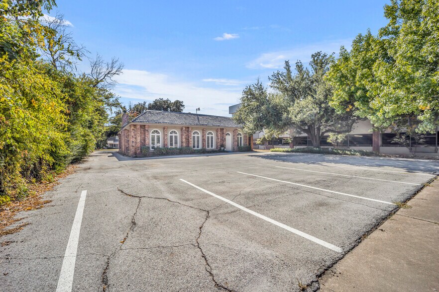 More Photos Of 721 W Abram St, Arlington Medical For Lease