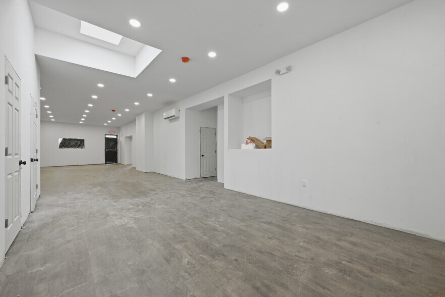 More Photos Of 1621-1623 Grand Ave, North Baldwin Storefront For Lease