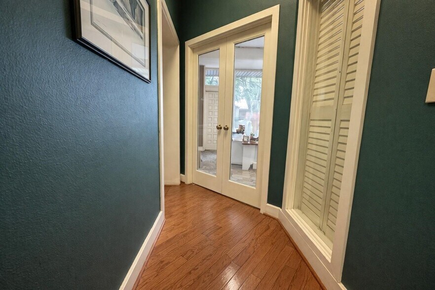 More Photos Of 221 N Houston St, Wharton Office For Sale