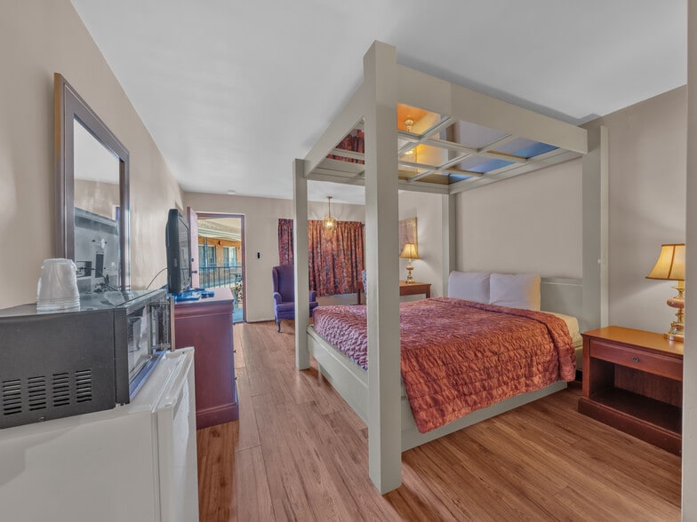 More Photos Of 2889 Howard Av, Windsor Hotel For Sale