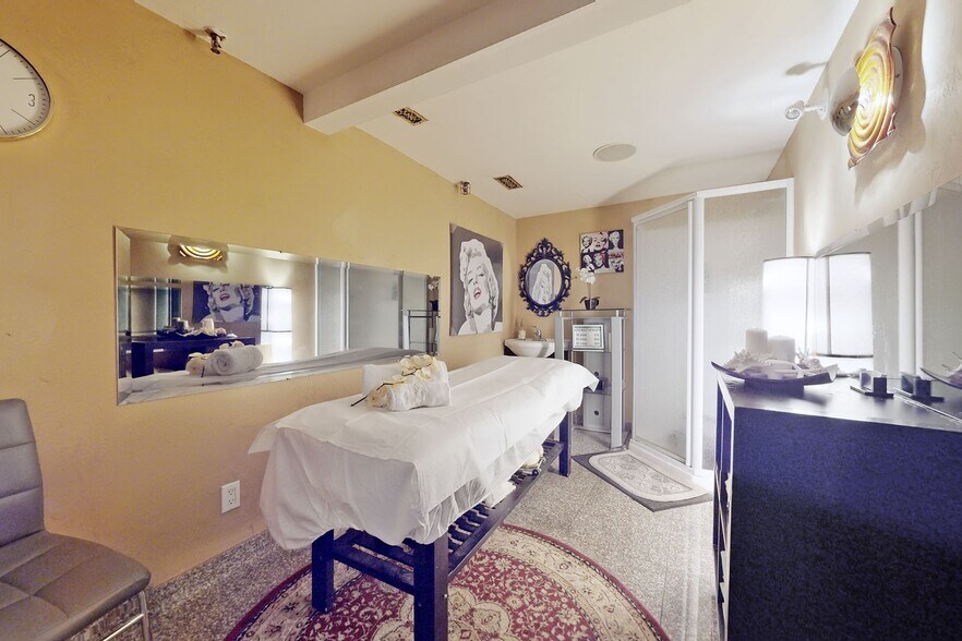 More Photos Of 4801 Keele St, Toronto Warehouse For Sale