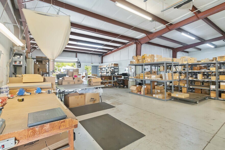 More Photos Of 1076 Florida Central Pky, Longwood Warehouse For Lease
