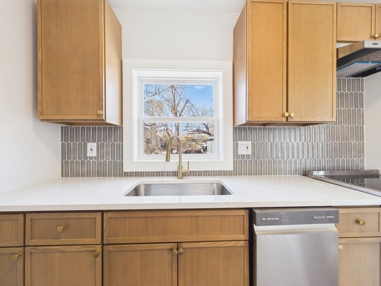 More Photos Of 6310 Ash Ave, Raytown Freestanding For Lease