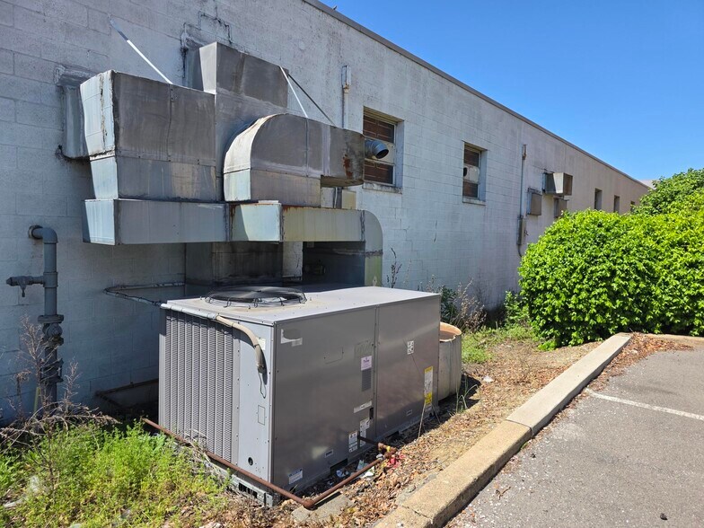 More Photos Of 750 Trumbull Dr, Pittsburgh Warehouse For Lease